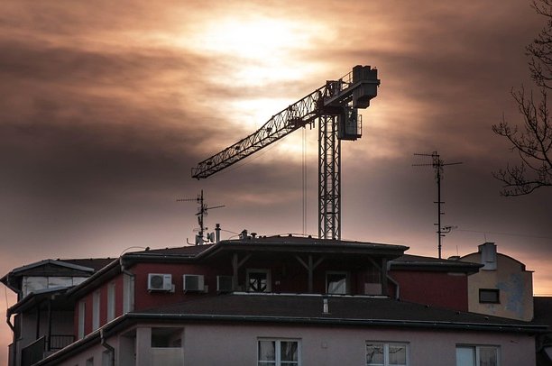 learen-crane-3804229_640