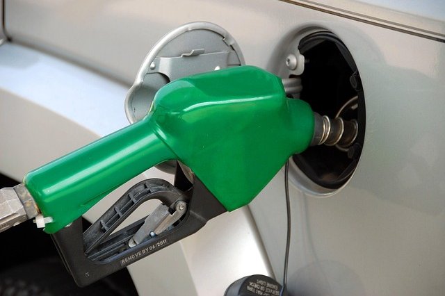 paulbr75-pumping-gas-1631634_640