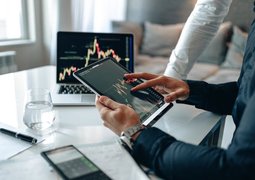 pexels-alphatradezone-5833305