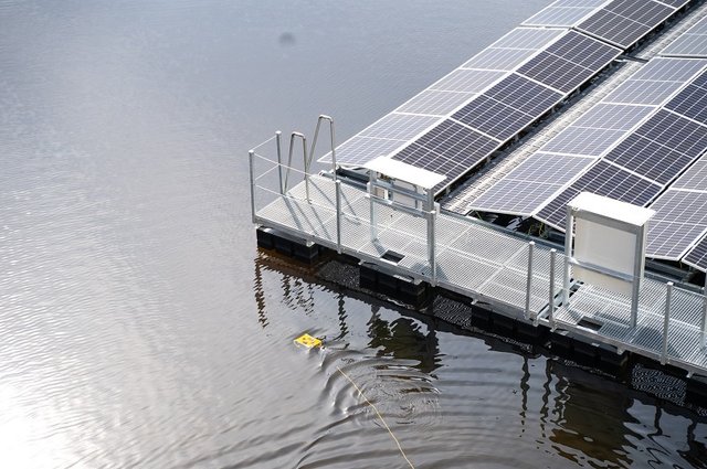 ponorka-na-hladine-pobliz-plovouci-fotovoltaicke-elektrarny-20220414-110926.jpg