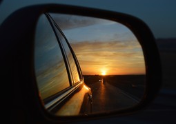 rear-view-mirror-835085_640.jpg