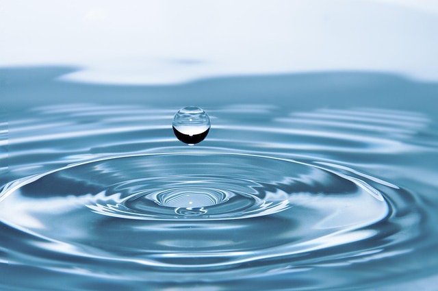 ronymichaud-drop-of-water-578897_640