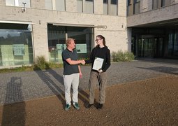 studentce_gratuluje_její_školitel_doc._Jiří_Orava_