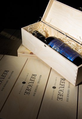 Víno refugee v dárkovém dřevěném boxu