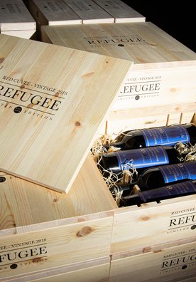 Víno refugee v dárkovém dřevěném boxu 4 lahví