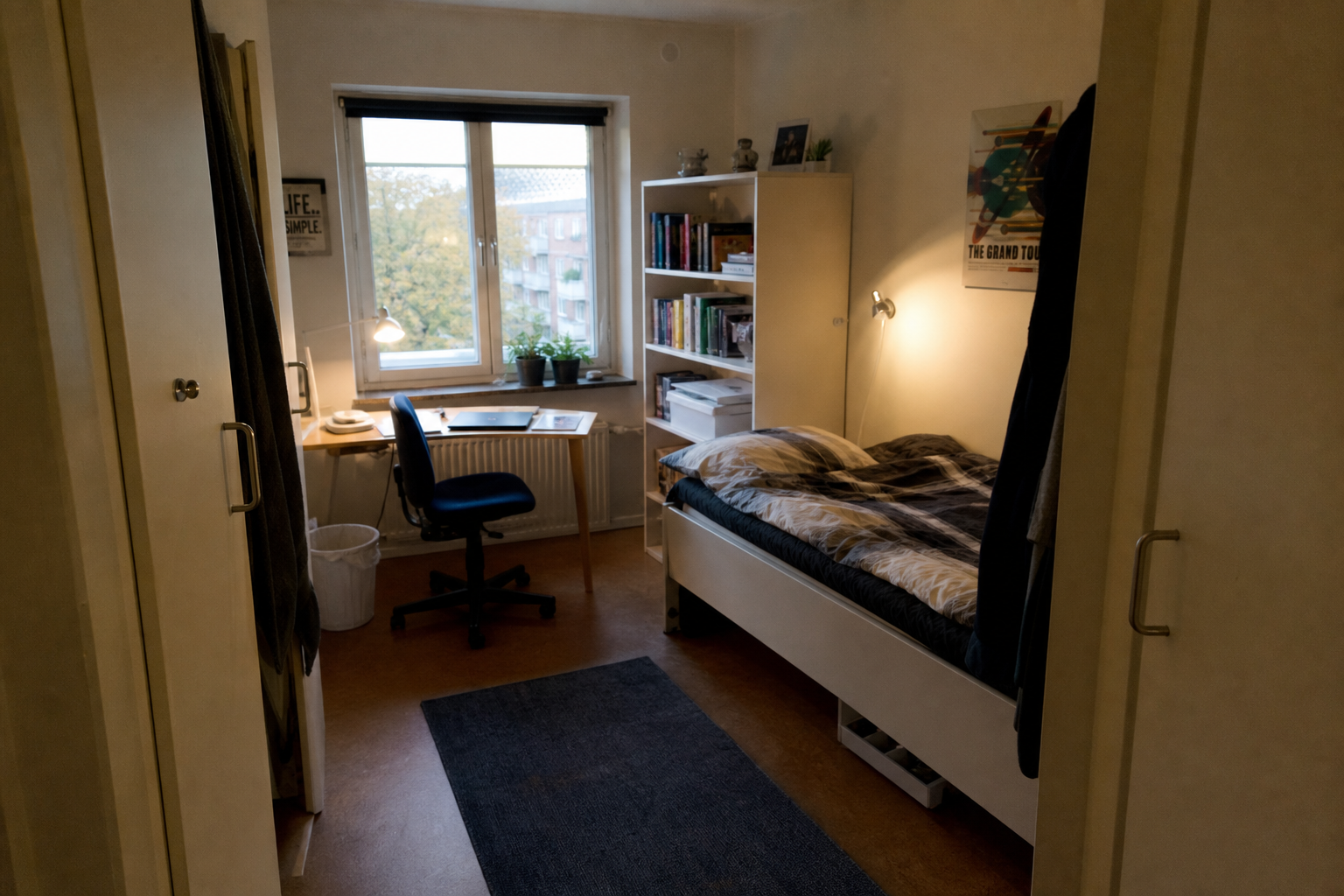 Studentrum med skrivbord och böcker i typisk studentlägenhet
