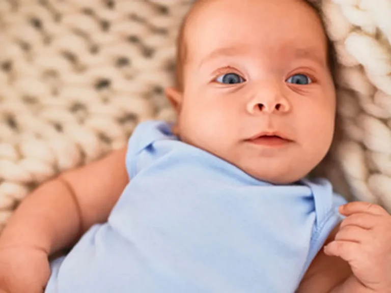 Bebés que prefieren girar siempre la cabeza hacia el mismo lado: cuándo conviene valorarlo