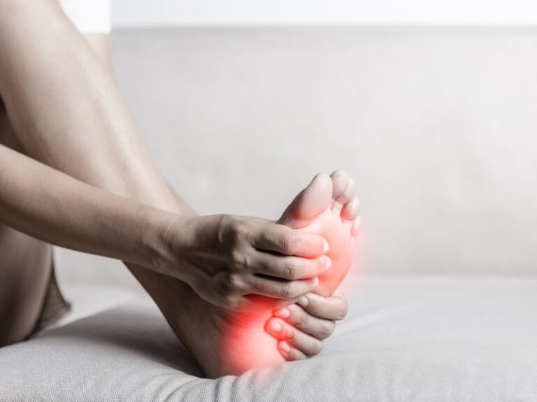 Fascitis plantar, esguinces y tendinitis: cómo cuidar tus pies si entrenas por el paseo de Deusto