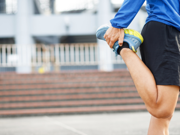 Estirar antes de correr no evita el dolor de rodilla: qué hacer antes de salir a correr