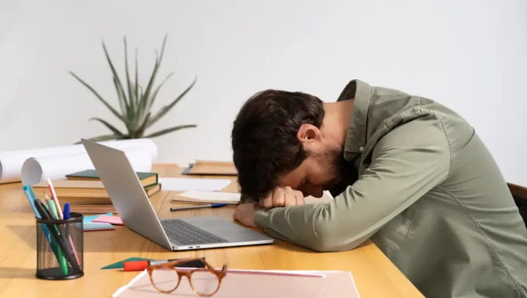 Fatiga física constante aunque descanses: cómo influye la falta de movilidad del cuerpo