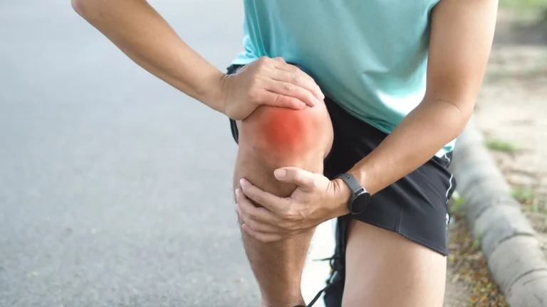 ¿El dolor de rodilla te impide caminar con comodidad? Claves para mantenerte activo durante más tiempo