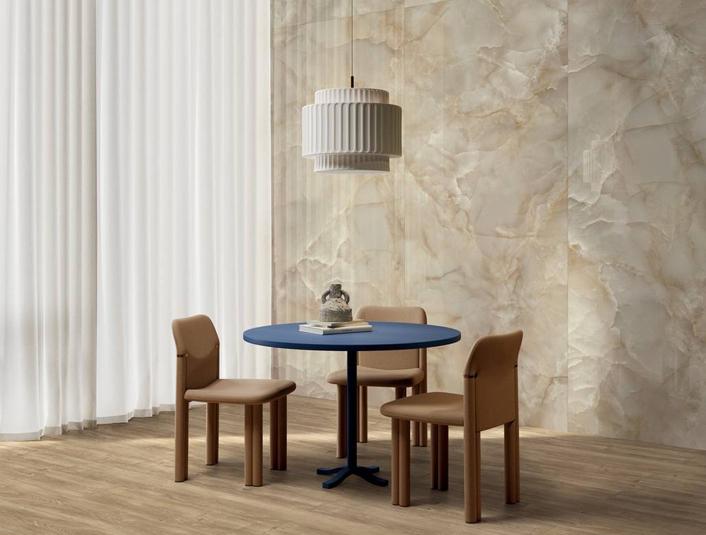 Room view created with Cream tiles de la collection Onyx