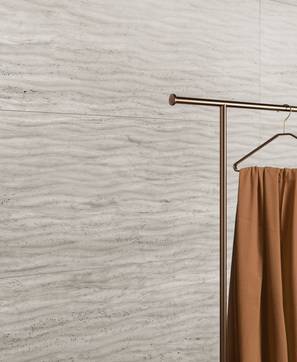 Immagine ambiente Commerciale, realizzato con piastrelle della collezione: Royal Travertino