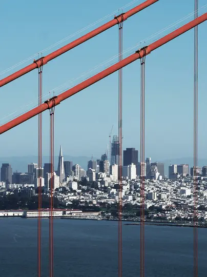Vista del skyline y la bahía de San Francisco, vista a través de los cables diagonales rojos y las cuerdas colgantes