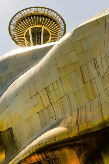 Una toma desde un ángulo bajo de la plataforma de observación del Space Needle que se eleva sobre los paneles metálicos