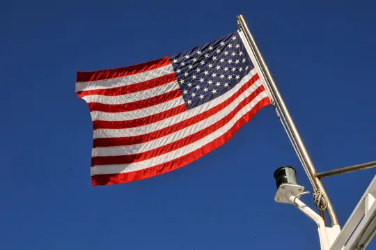 Una vibrante bandera de los Estados Unidos, con sus franjas rojas y blancas y su campo azul con estrellas blancas, ondea