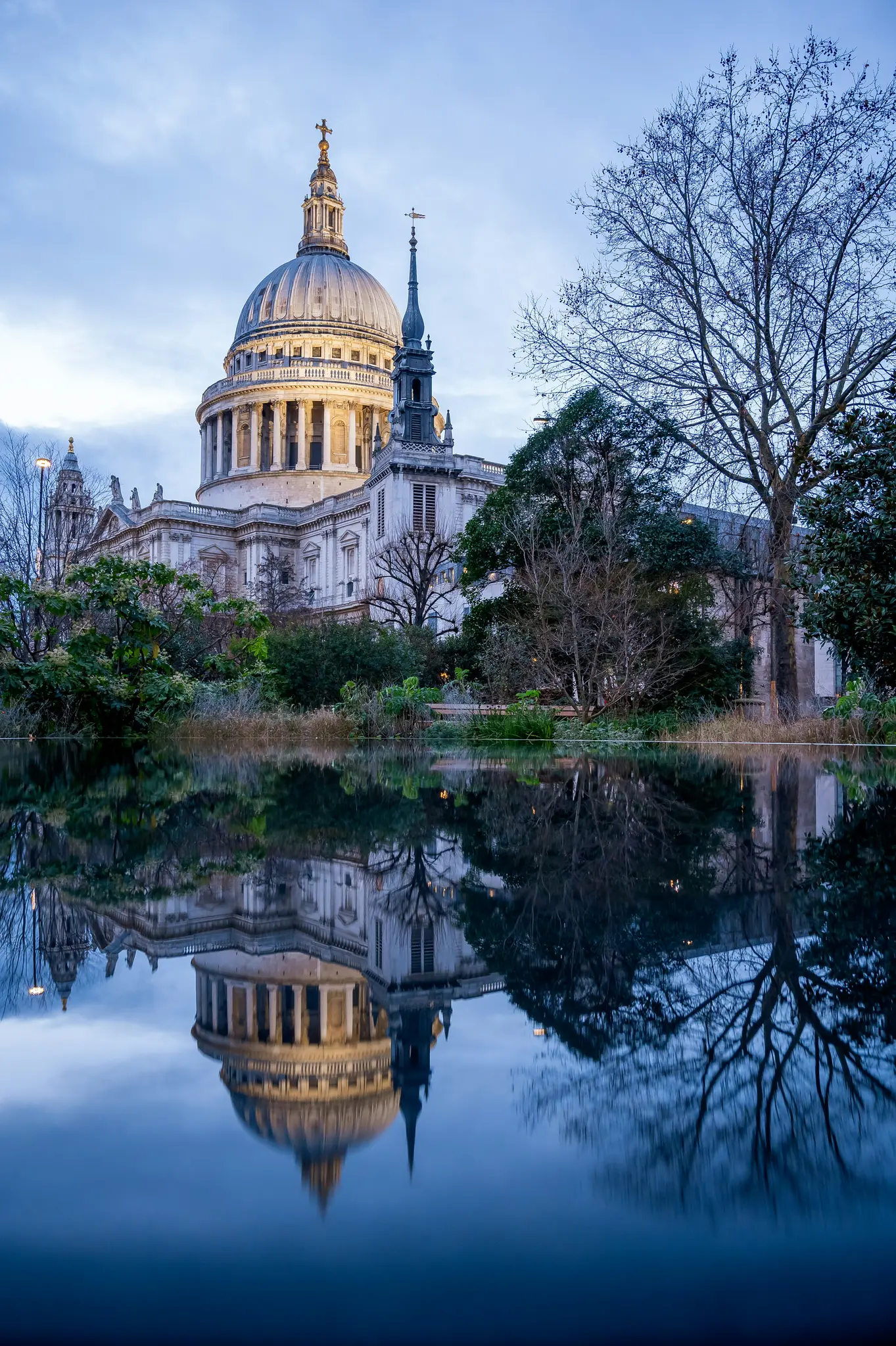 La Cattedrale di St. Paul, un grande edificio a cupola, si riflette perfettamente in uno specchio d'acqua immobile al