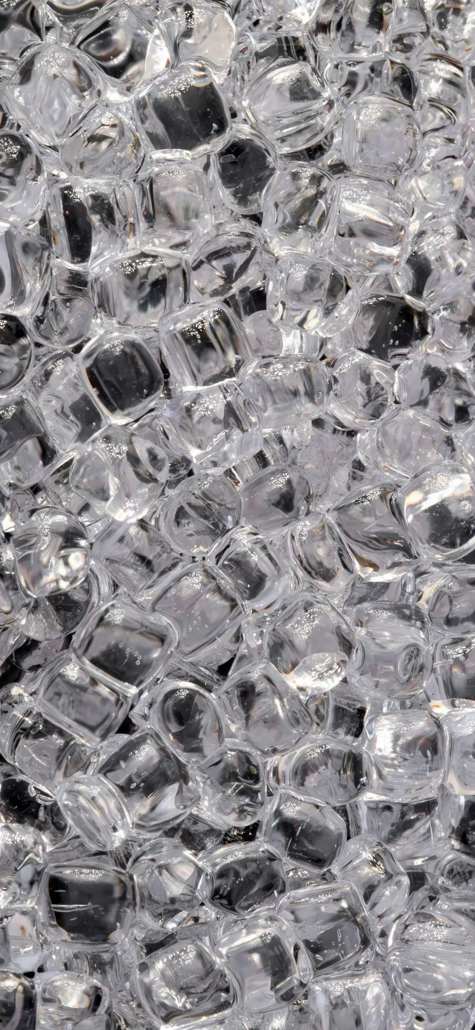 Une prise de vue verticale en gros plan de nombreux glaçons transparents et carrés remplissant entièrement le cadre