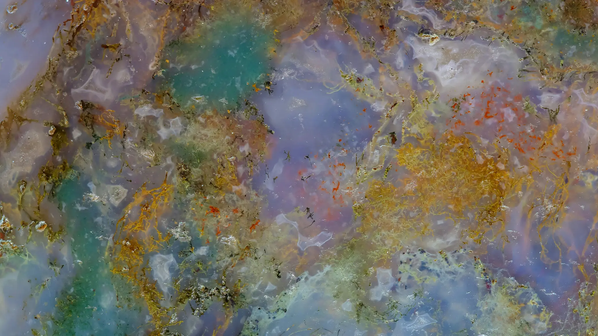 Un gros plan abstrait et détaillé d'une surface minérale polie, possiblement de l'agate, montrant des motifs tourbillonnants