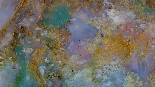 Detailný, abstraktný detail lešteného povrchu minerálu, možno achátu, ukazujúci víriace vzory modrej, fialovej…
