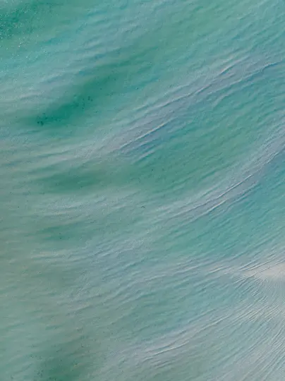 Un'immagine astratta caratterizzata da una miscela di colori blu chiaro e turchese con sottili texture ondulate sulla