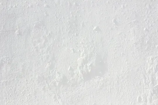 En lys, tekstureret hvid vægoverflade med subtile skygger og mindre ufuldkommenheder, der skaber en minimalistisk baggrund.