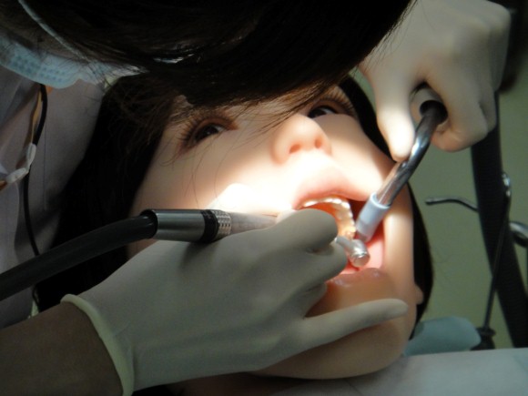 Робот Simroid будет реалистично реагировать на действия врача-стоматолога