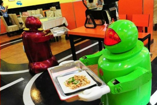 В Китае открылся первый ресторан, в котором работают роботы
