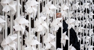 5000 бумажных вертушек установлены в дверном проеме Лондонского музея