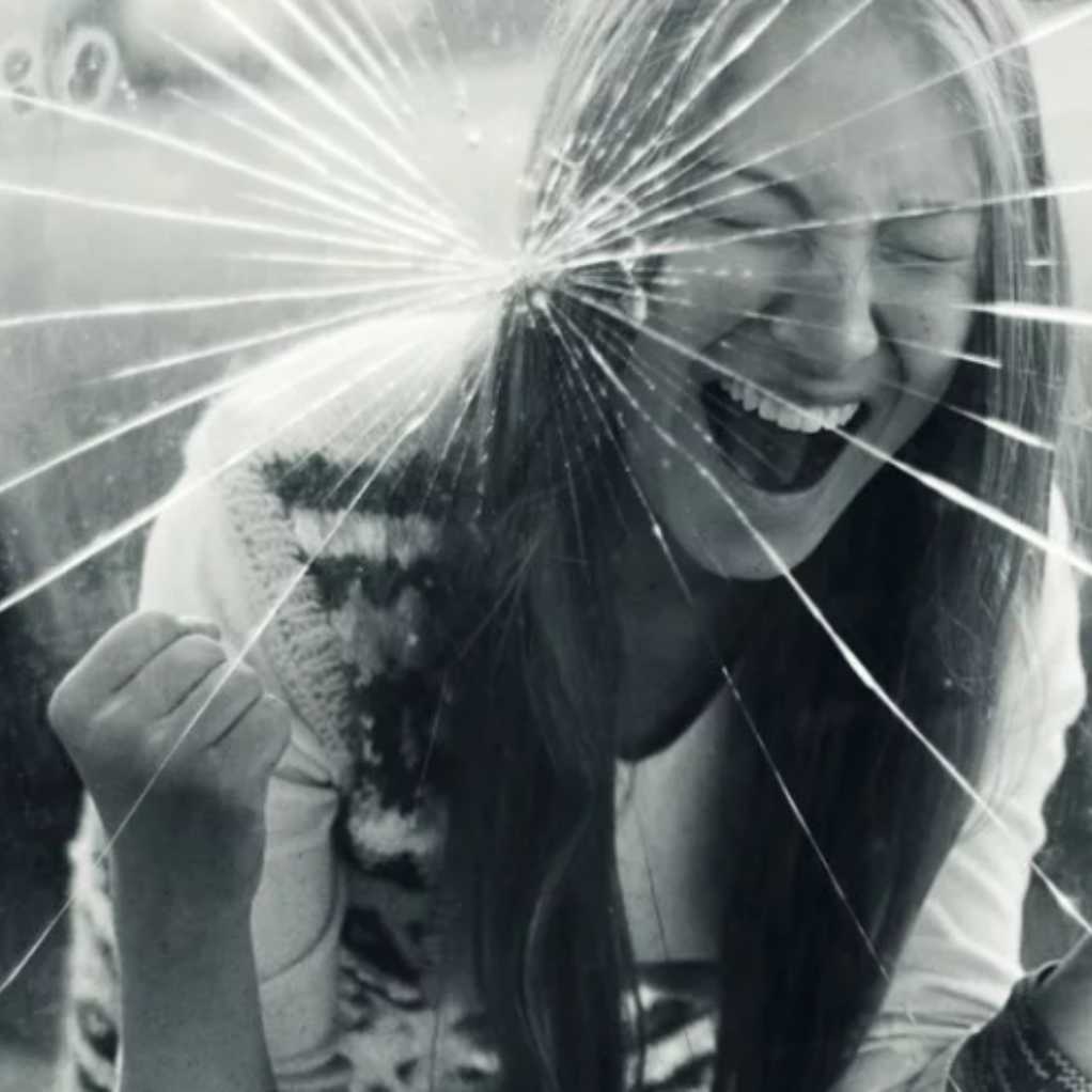 Девушки разбили. Девушка разбивает стекло. Девушка и разбитое зеркало. Разбитое зеркало любви. Девушка с треснутым стеклом.