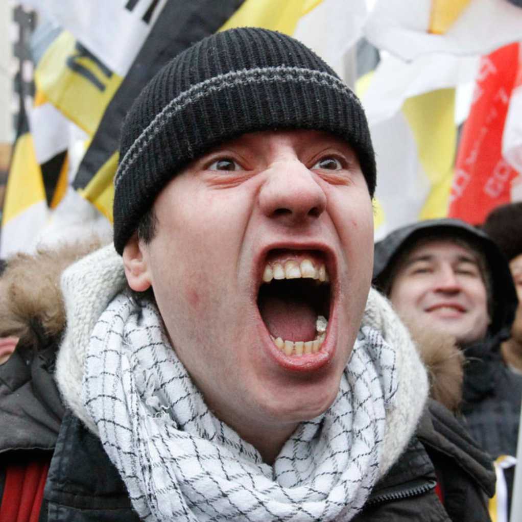 Глупый народный. Злые россияне. Кричит на митинге. Украинский оппозиционер.