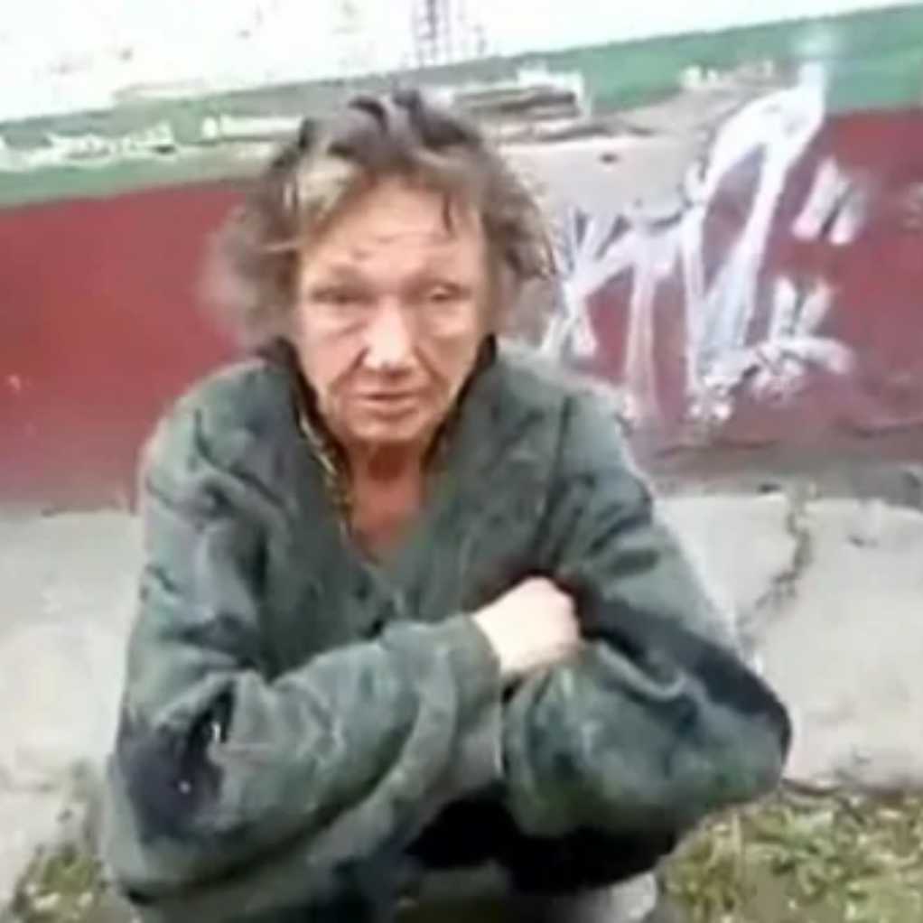 Блогерша с бомжами 18. Женщина бомж Бездомный. Бабка Алка.
