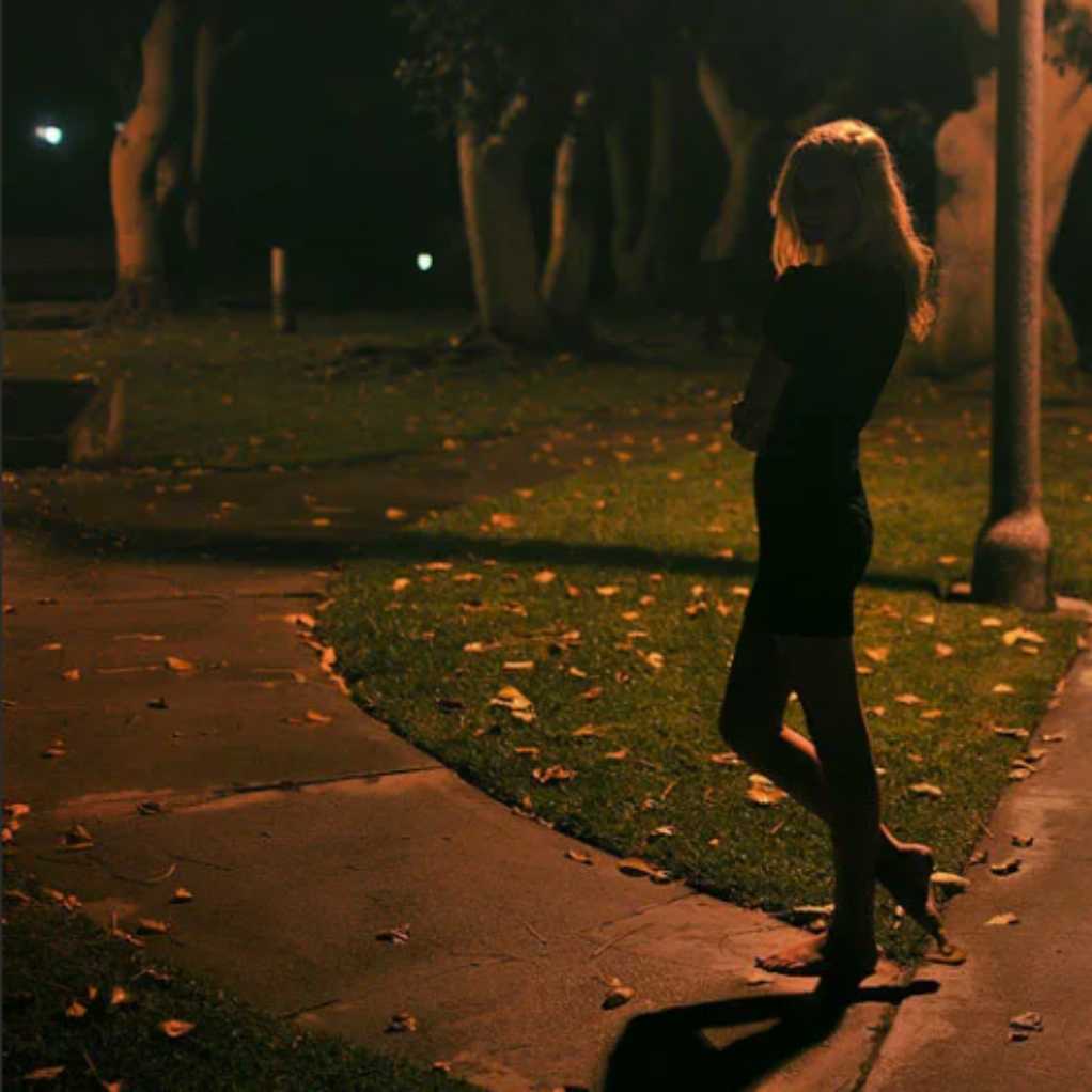 Девушка ночью в парке