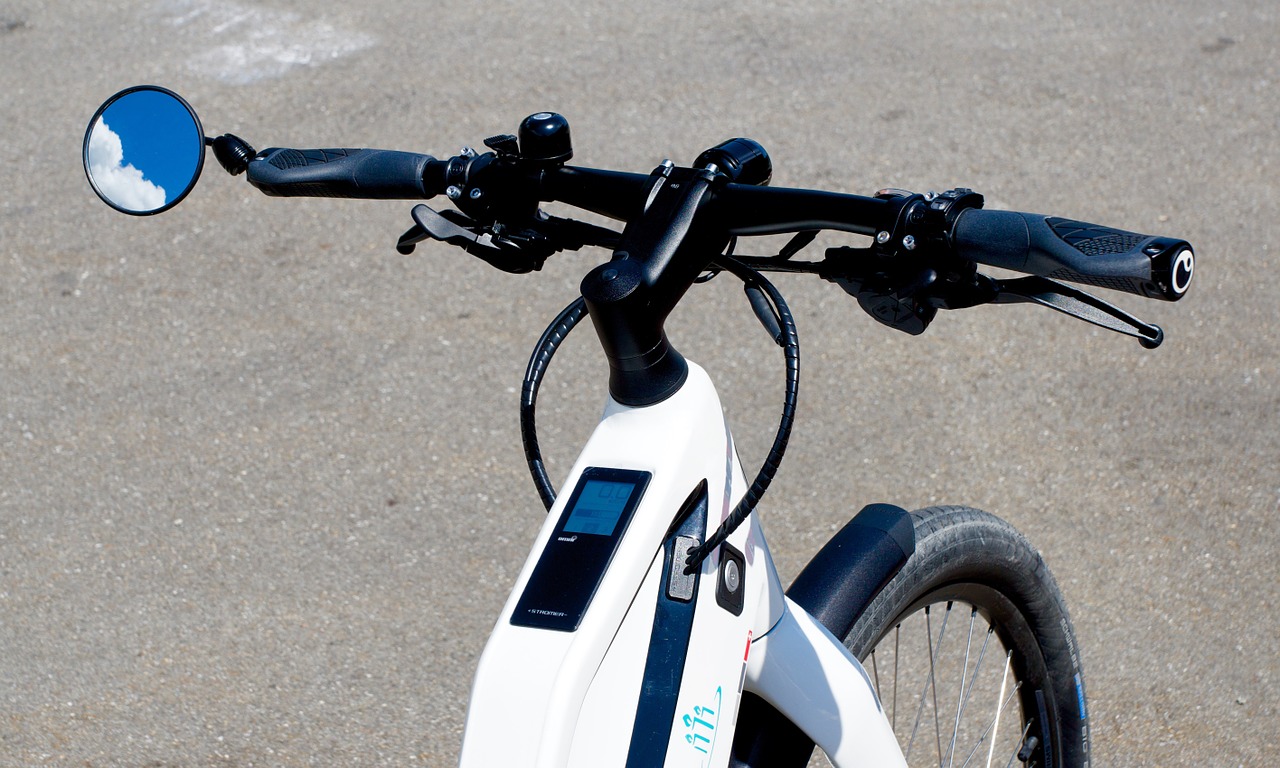 ראש עיריית רעננה, איתן גינזבורג, חתם על חוק עזר עירוני המסדיר את הרכיבה על אופניים חשמליים ברחבי העיר