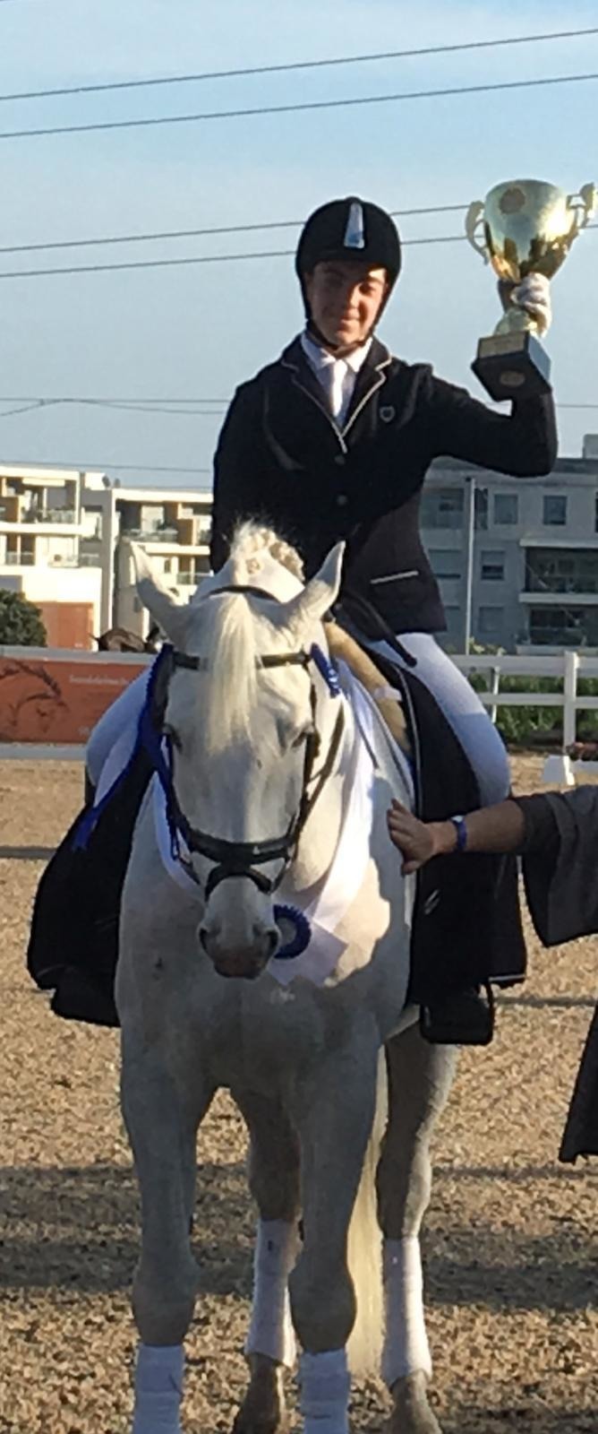 ראשון ברכיבה! עומר מאירוביץ תלמיד כיתה ט' בחטיבת יונתן בעיר, זכה במקום הראשון בתחרות ארצית לרכיבה על סוסים, בקטגוריה רכיבה אמנותית