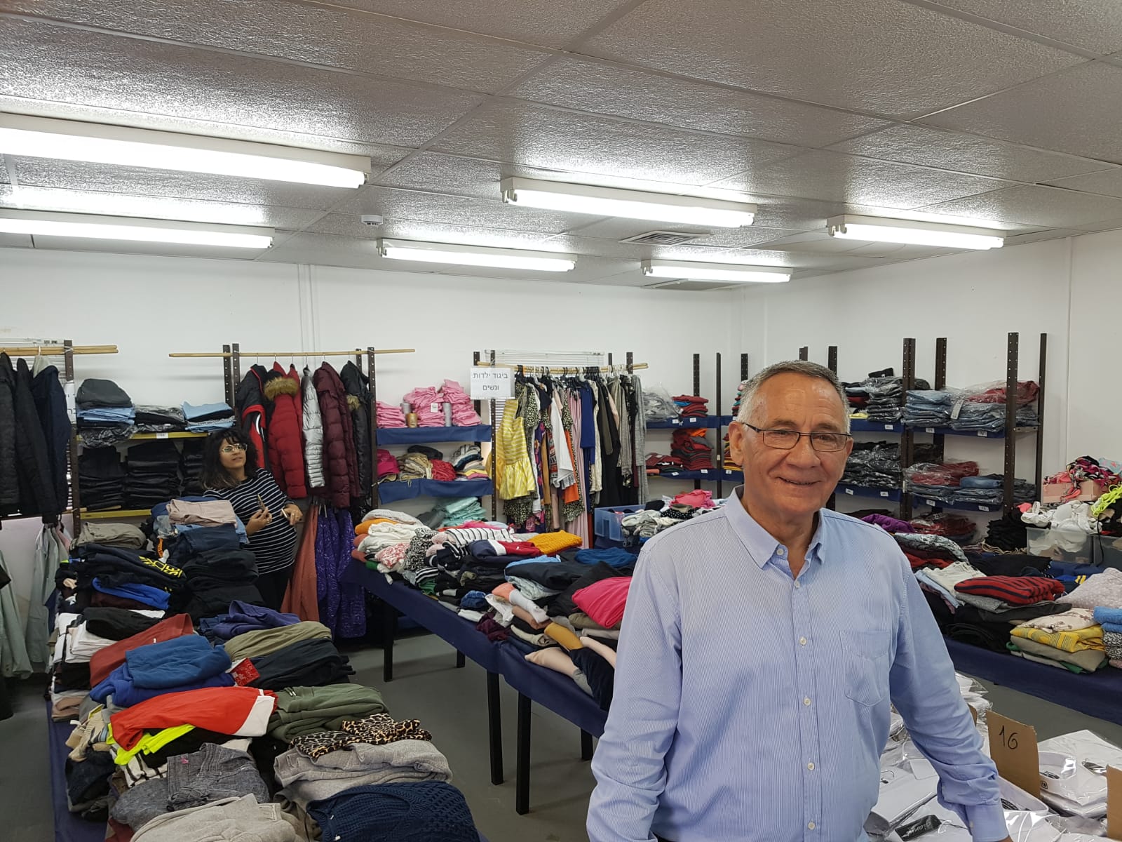 עיריית הרצליה  מעניקה אלפי פריטי לבוש והנעלה  חדשים לגמרי – למשפחות רווחה
