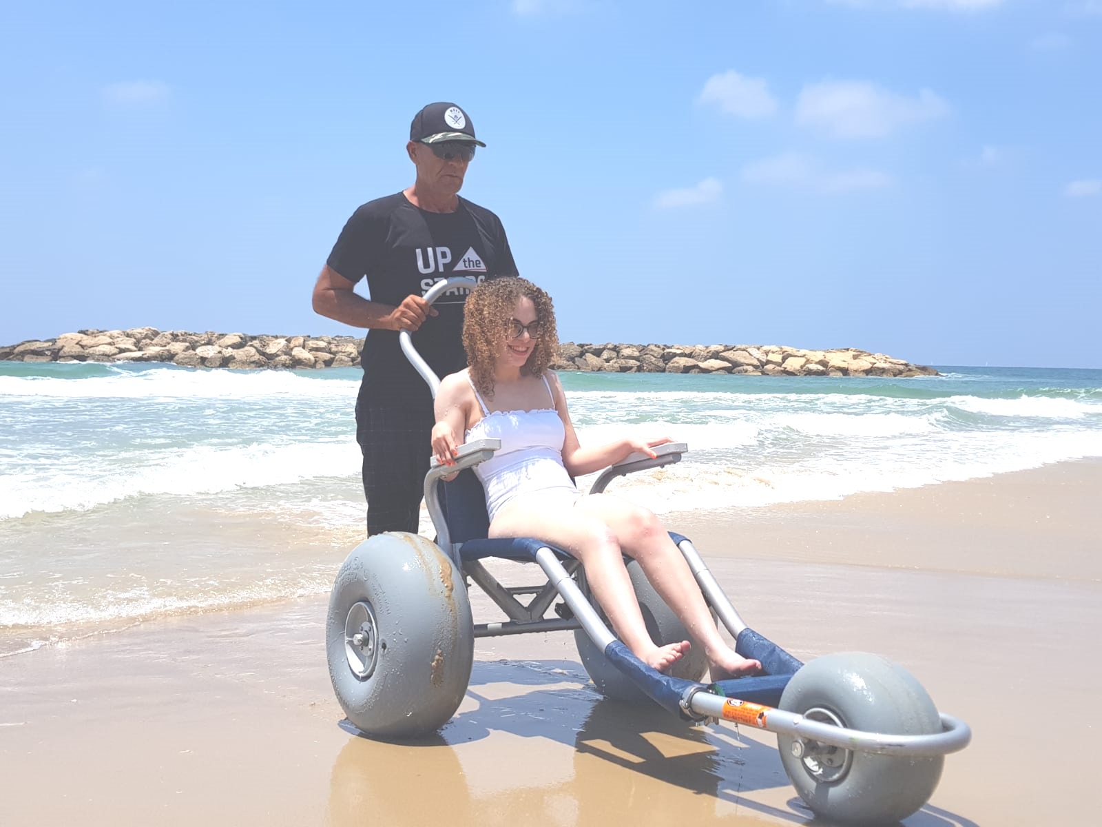 עוד מהלך של עיריית הרצליה להנגשת הים: כיסא מיוחד להעברת ילדים עם מוגבלות לתוך הים