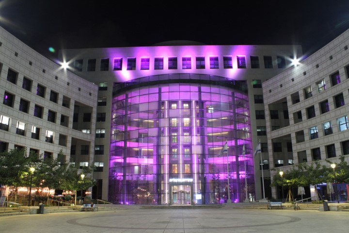 עיריית הרצליה שמה זרקור ורוד:    תאיר את בניין העירייה ותקיים הרצאות ופעילויות להעלאת המודעות לסרטן השד
