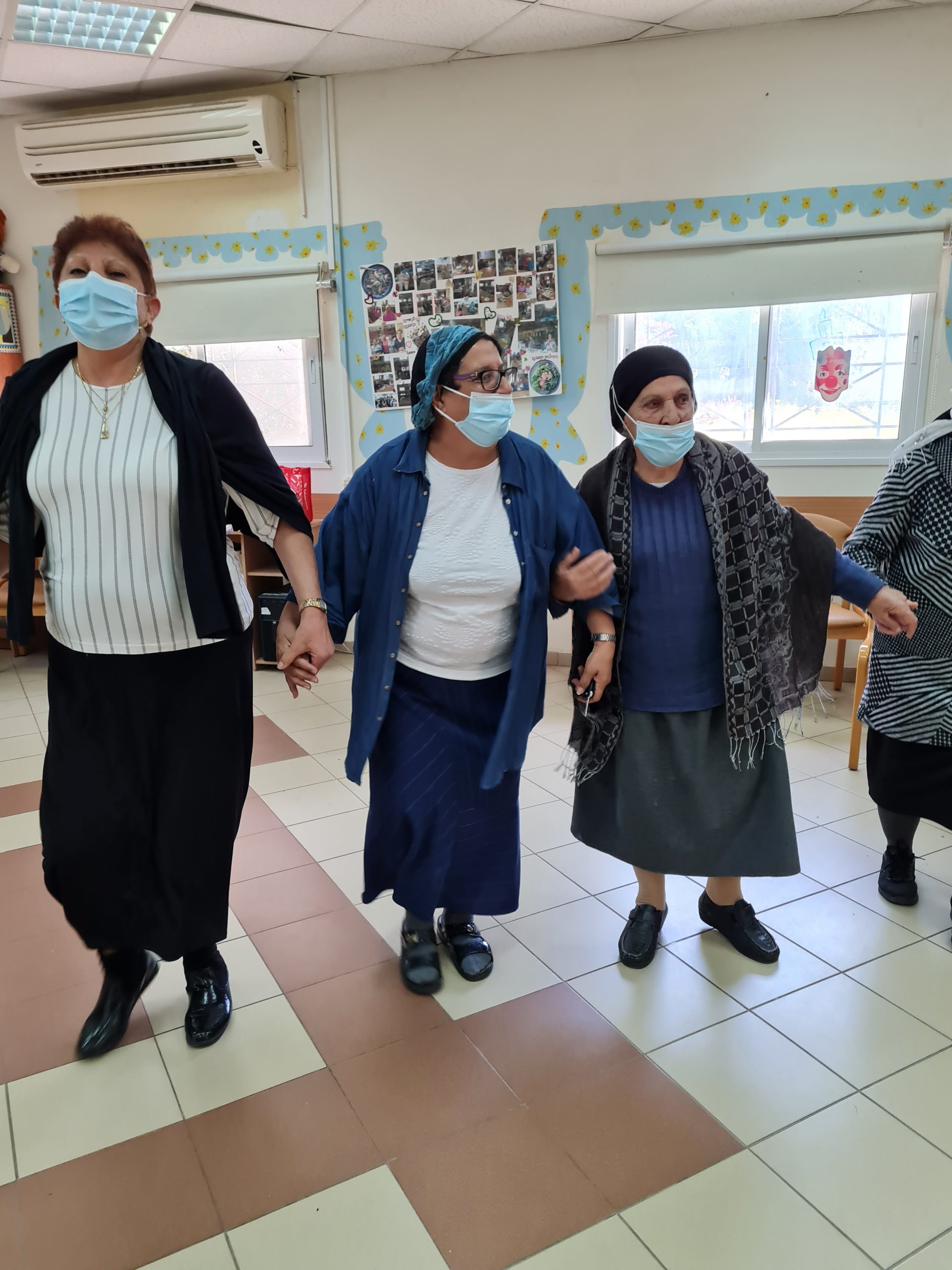 מאות משלוחי מנות חולקו על ידי מתנדבי העיר