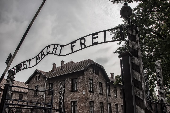 זוכרים את הנספים בשואה – נוער רעננה מדליק נר לזכר הנספים בשואה