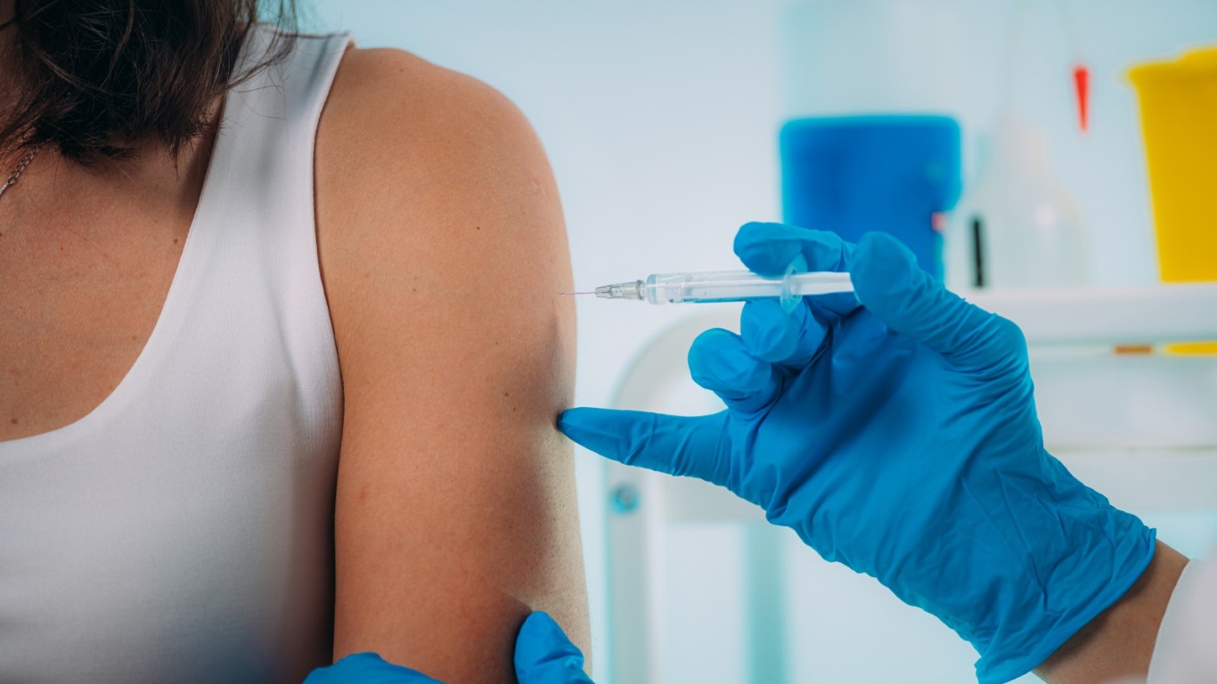 עיריית רעננה פותחת מתחם חיסונים מיוחד לתושבים מגיל 12 ומעלה  שיפעל עד אמצע הלילה
