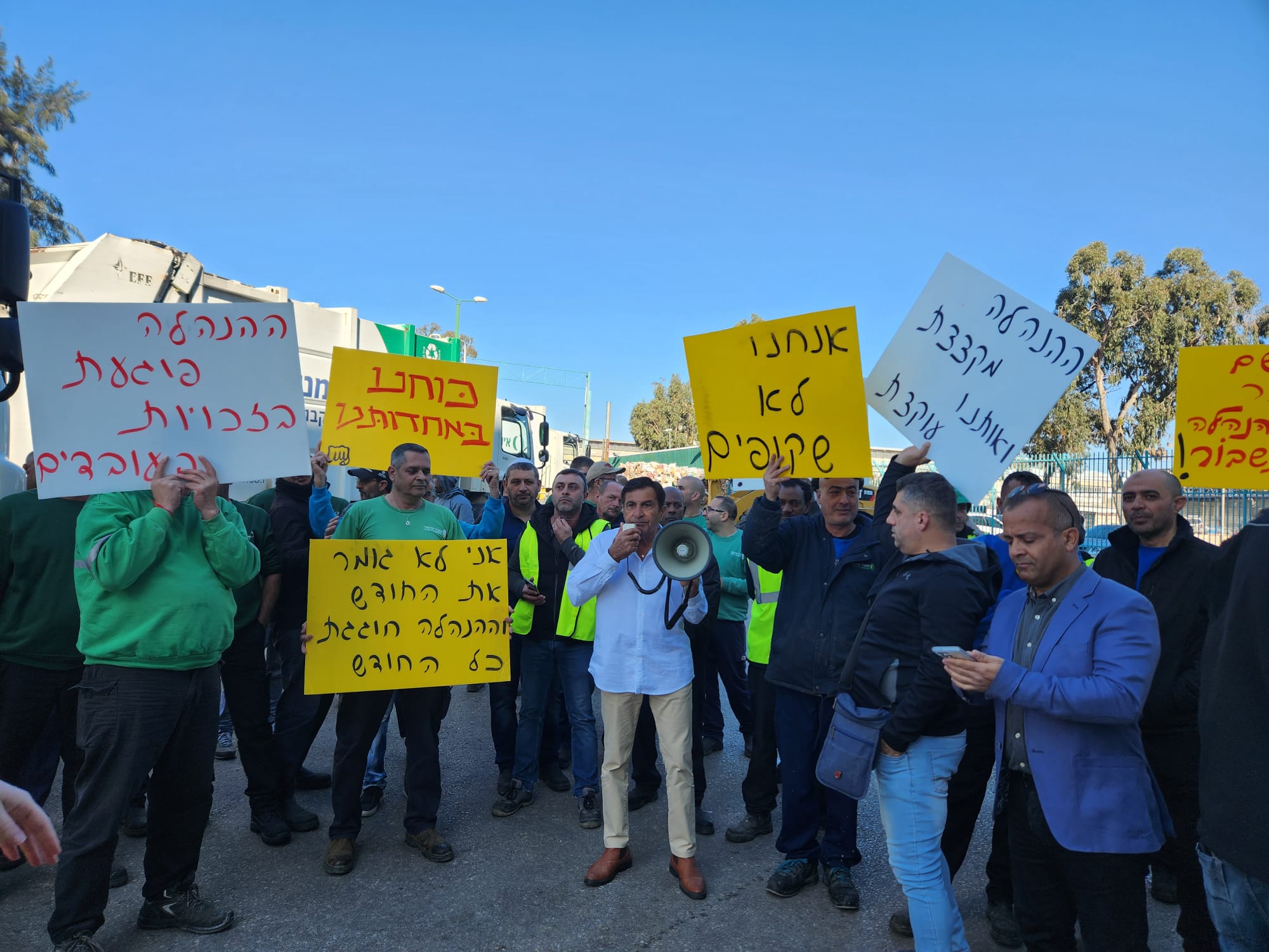 עובדי מפעל אמניר חדרה פתחו בצעדי מחאה