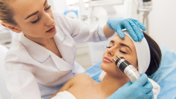 עיצוב אף ללא ניתוח, טיפול אנטי אייג'ינג לפנים וסקולפטרה לפנים: הדרך שלך למראה צעיר ומרשים