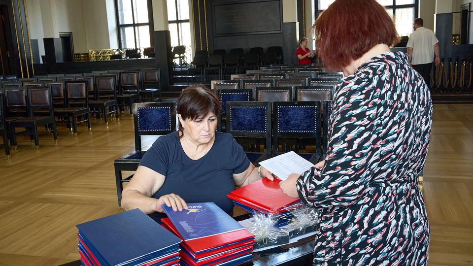 Ze zákulisí slavnostního předávání diplomů