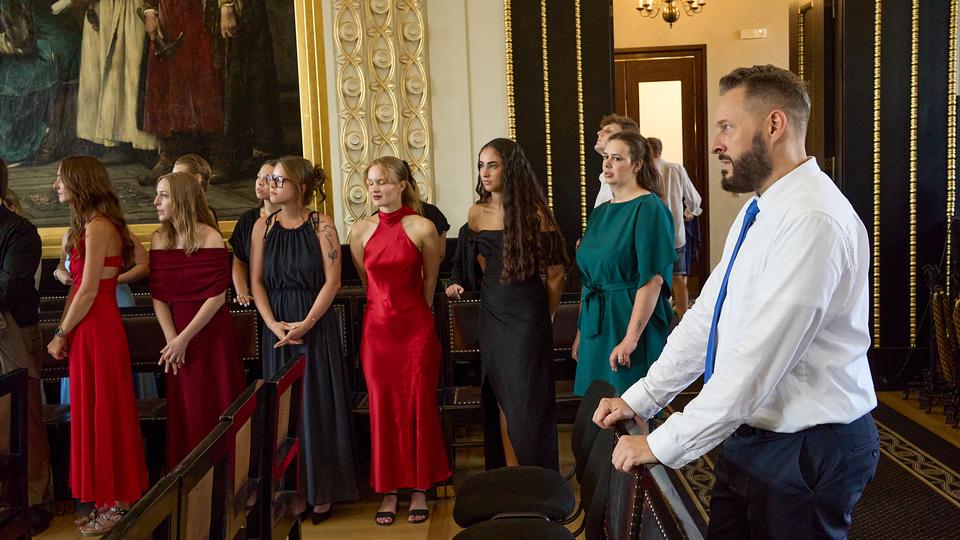 Ze zákulisí slavnostního předávání diplomů