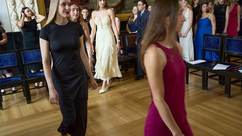 Ze zákulisí slavnostního předávání diplomů