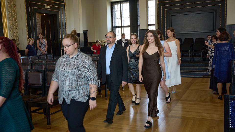 Ze zákulisí slavnostního předávání diplomů