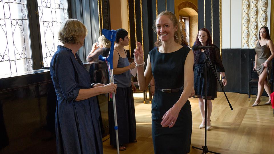 Ze zákulisí slavnostního předávání diplomů