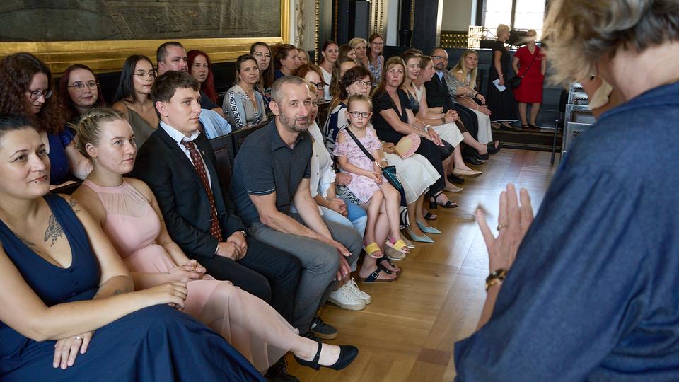 Ze zákulisí slavnostního předávání diplomů