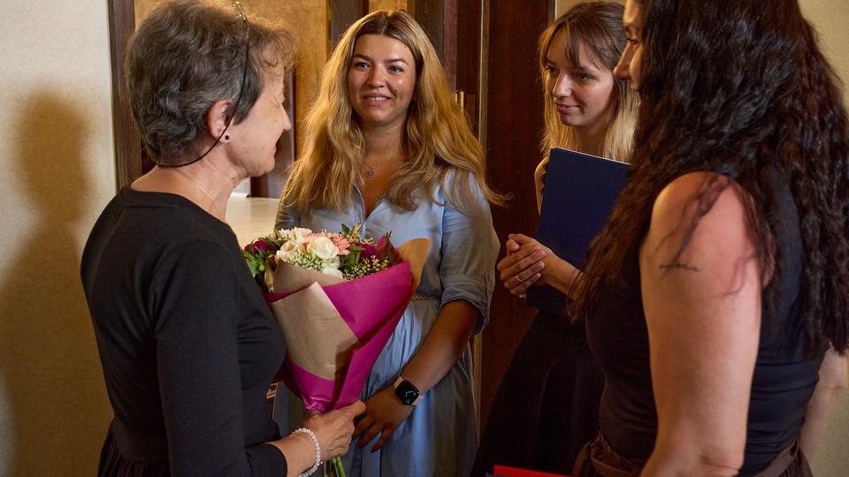 Ze zákulisí slavnostního předávání diplomů